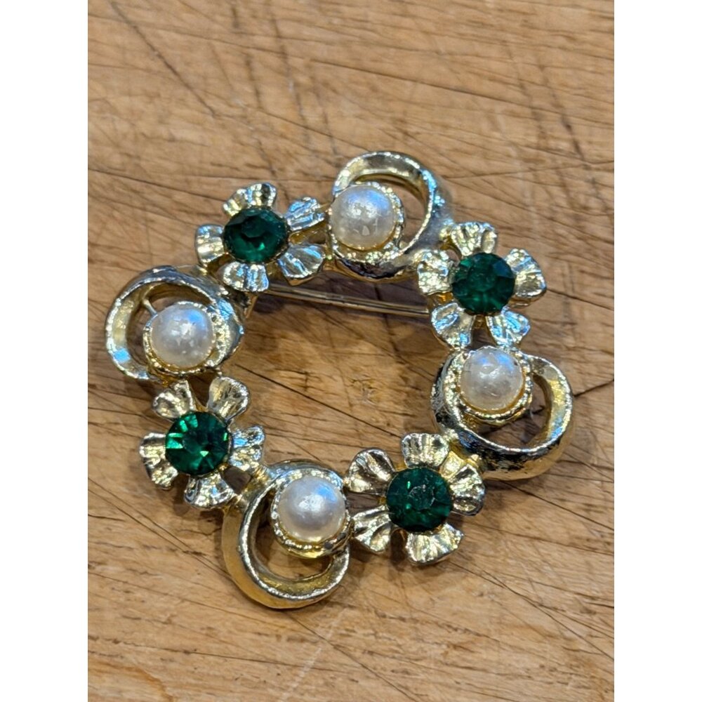 Vintage Gold-Tone Floral Brooch With Faux Pearls & Green Rhinestones Circular De - Picture 7 of 8